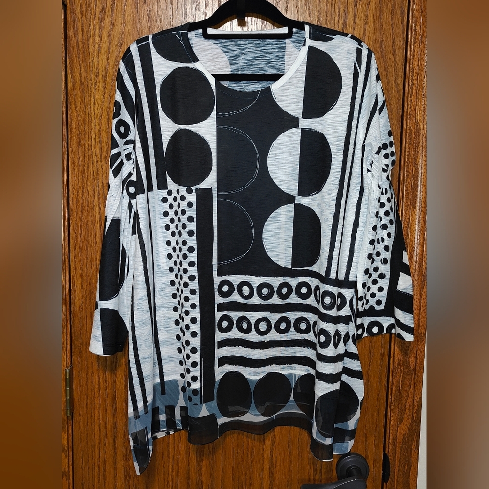 Women's Black & White Geometric Tunic Top